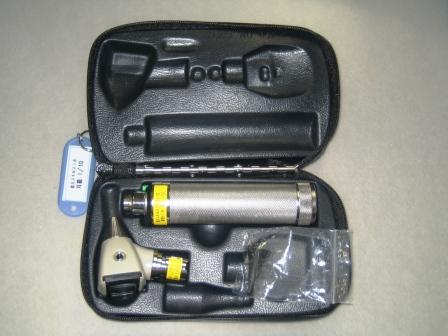 【基本的身体診察】耳鏡：２．５Ｖハロゲン耳鏡セット（単二電池式）