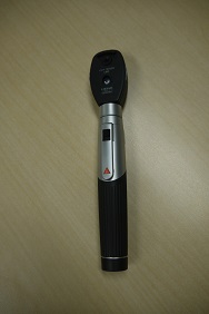 【基本的身体診察】眼底鏡：ハイネミニ３０００検眼鏡