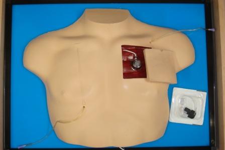 【採血・輸液・注射】埋込型カテーテルシミュレータ（CVポート模型）