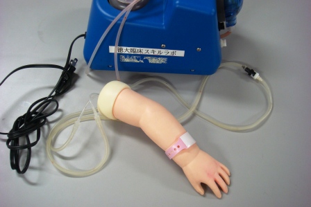 【採血/輸液/注射/小児】手背静脈注射シミュレータ（乳児用腕モデル）